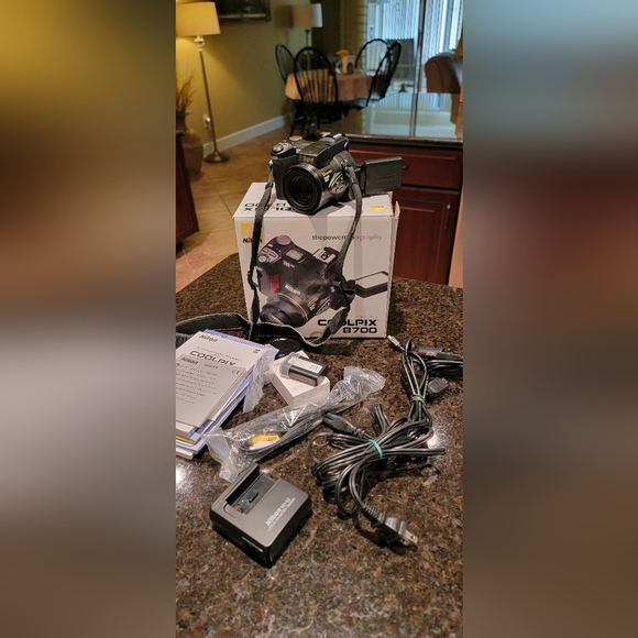 Nikon CoolPix 8700 Digital Camera - Picture 3 of 7